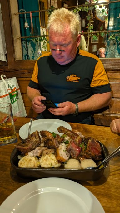 Essen oder "Whatsappen" ???